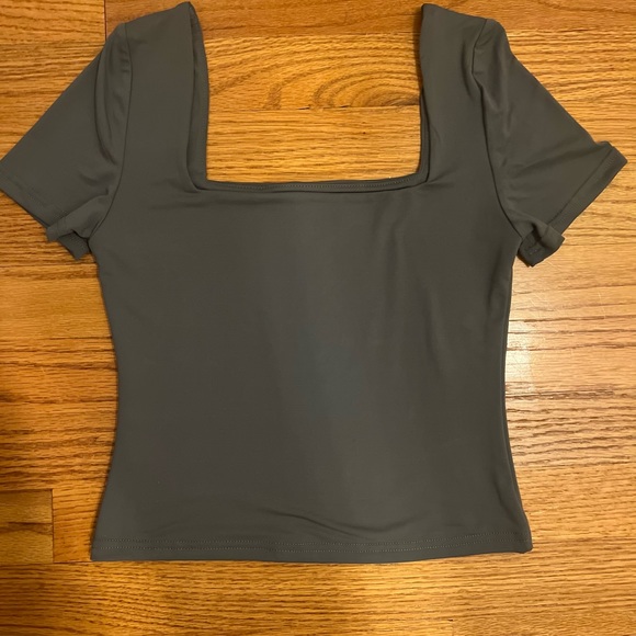 2 Seamless tee’s - Picture 2 of 4